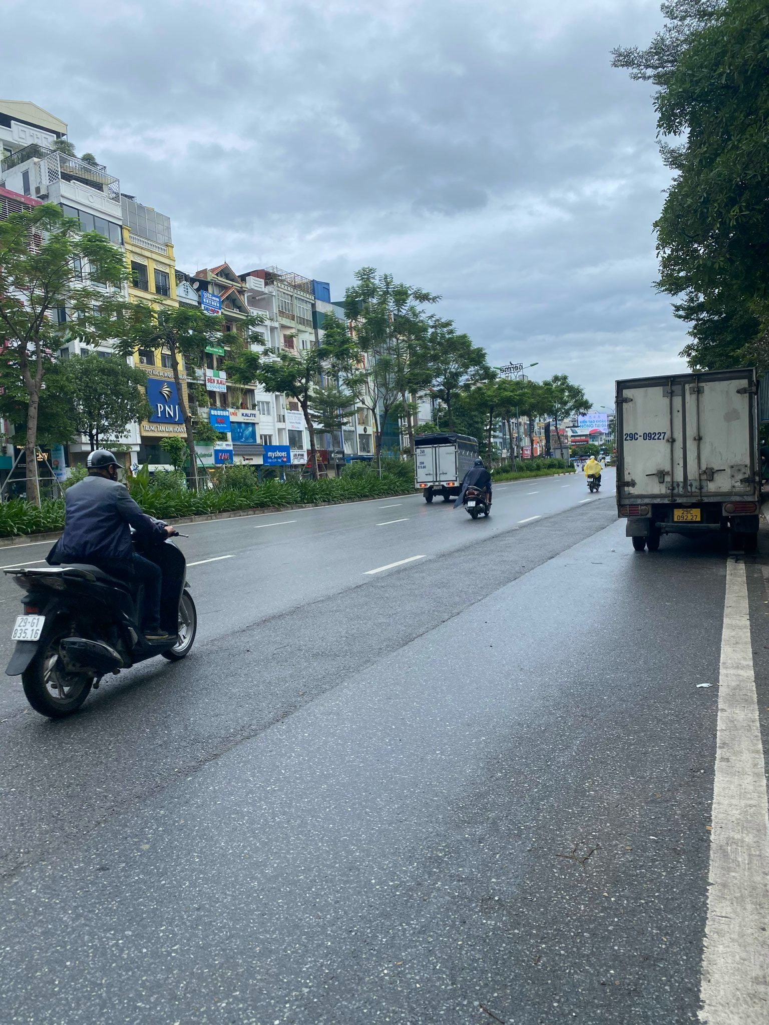 Cực sốc mặt phố Xã Đàn, DT 180m2x4T, MT 5m, vỉa hè rộng, kinh doanh tuyệt đỉnh chỉ 35,8 tỷ