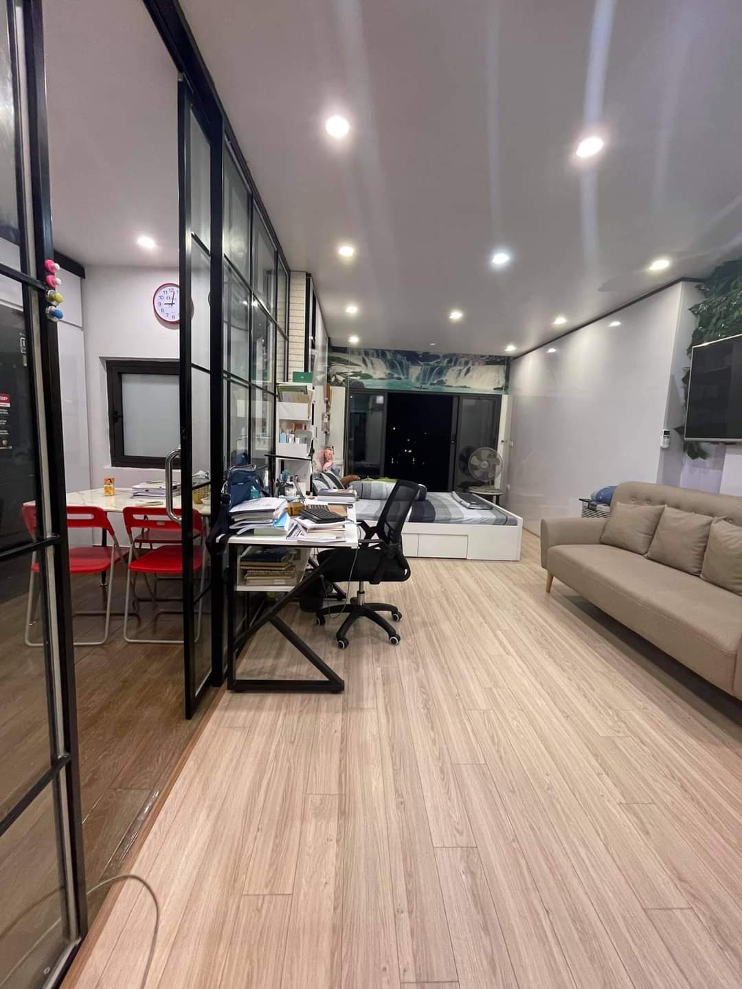 NHÀ MẶT PHỒ, VIEW HỒ, VỈA HÈ MÊNH MÔNG, Ở SƯỚNG, KINH DOANH TUYỆT VỜI, 098.115.8.507. + Vị trí: View mặt Hồ Ba Mẫu, đẹp, trước nhà vỉa hè mênh mông, bãi cỏ bát ngát, ở và kinh doanh thì quá đẹp. + Diện tích 45m2, 4 tầng, MT 3,5m, với 4 phòng ngủ khép kín. + Sổ đỏ chính chủ. LH(13): Mrs Dung 098.115.8.507.