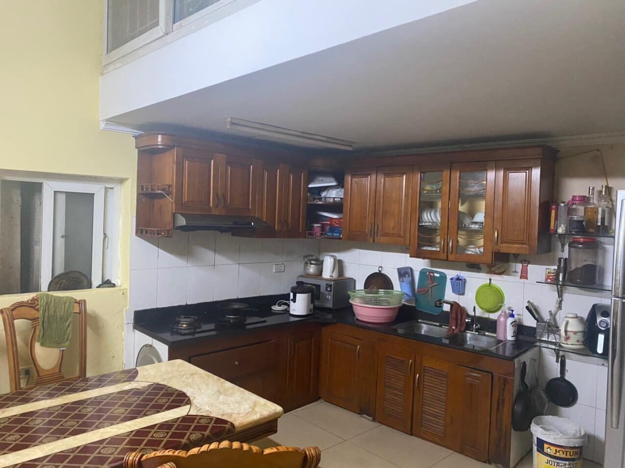 Vị trí thuận lợi để ở và kinh doanh.mp rộng,giao thông thuận tiện, ô tô đỗ trước cửa nhà, đỗ trên vỉa hè thoải mái.