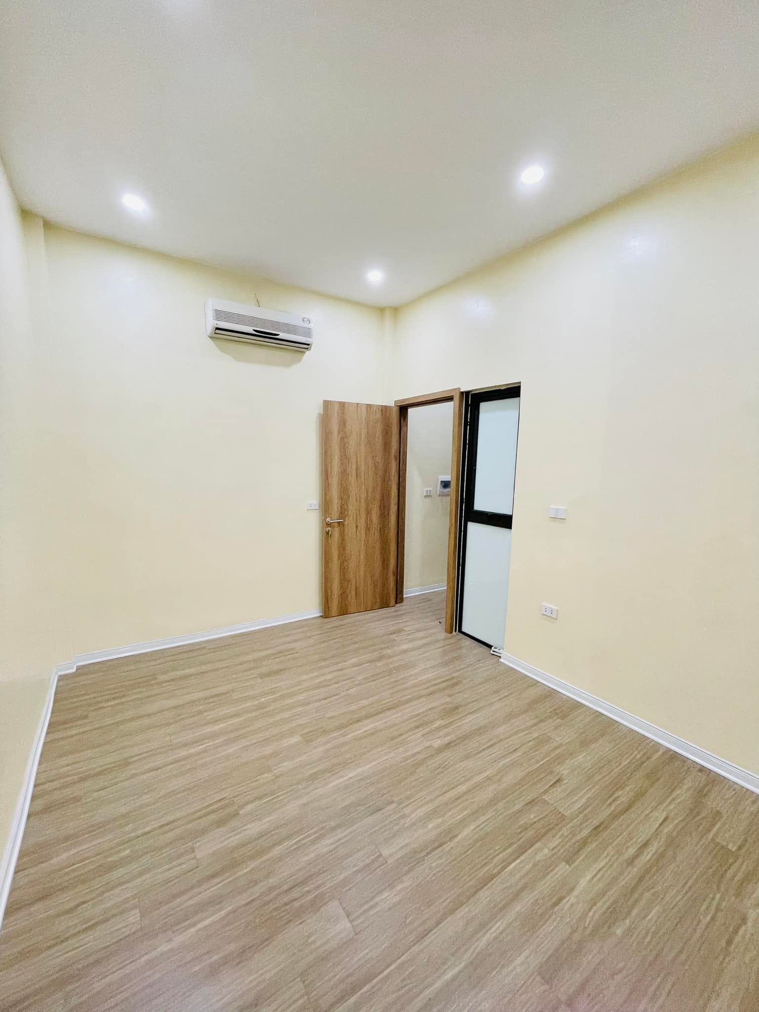 HOA HẬU LỘ HANG 10.5 TỶ CÓ NGAY 50 M2 MẶT TIỀN 5M ngõ THÁI HÀ OTO TRÁNH