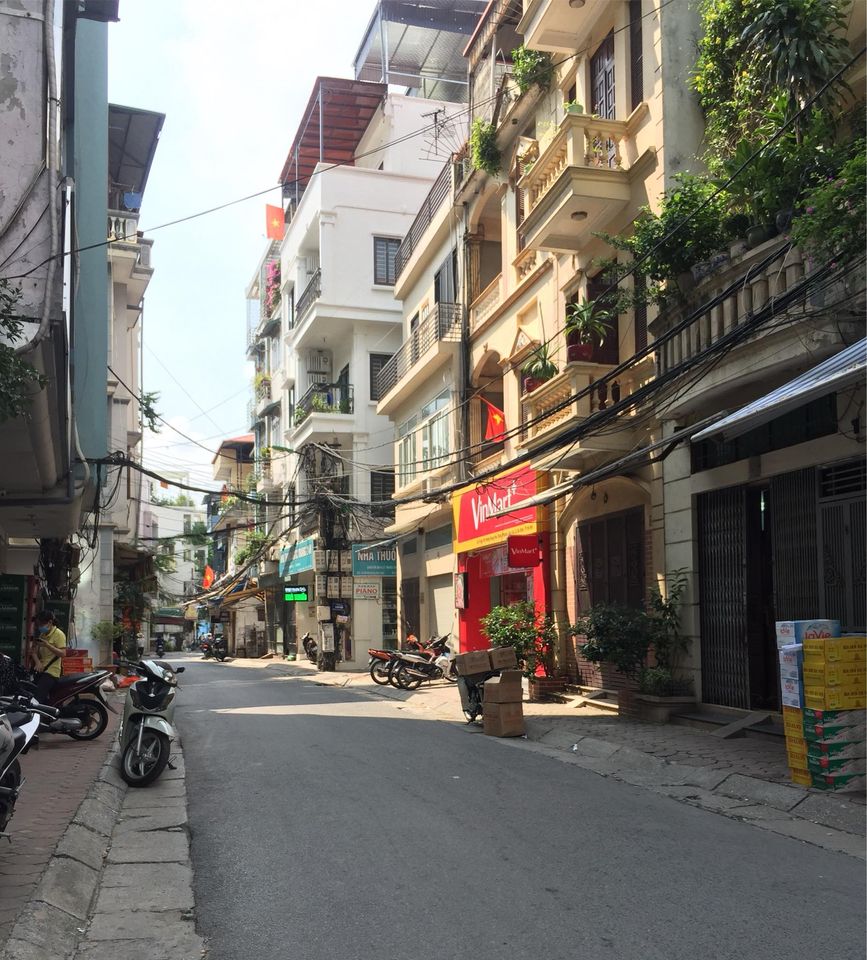 Bán Gấp Căn Nhà - Hoàng Cầu (Đống Đa) - 65m x 5T, MT 6.5m - Ô Tô Vào Nhà, KD, An Sinh Tuyệt Vời - Giá 10.x Tỷ
