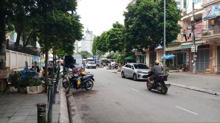 Bán gấp mảnh đất Trần Bình lô góc ô tô 7 chỗ vào nhà cách mặt phố 30m, 120m2 mặt tiền 10.5m