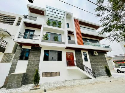BÁN BIỆT THỰ VINHOMES GREEN Biệt thự đơn lập mặt hồ Hoàng Lan, hướng tây tứ mệnh, diện tích 306.8m2, xây 3 tầng nổi, 1 tầng hầm, thô bên trong hoàn thiện bên ngoài với tổng diện tích xây dựng 545m2. - Biệt thự song lập diện tích 150m2, nhà đã hoàn thiện, giá bán 56 tỷ. 2. Chuyển nhượng căn hơn 300m2 Vinhomes Gardenia, nhà đã hoàn thiện có bể bơi trong nhà, phù hợp với những khách hàng thích diện tích rộng, không gian riêng tư, yên tĩnh, dịch vụ tốt, hàng xóm thân thiện. 3. Chuyển nhượng 2 suất ngoại giao biệt thự lâu đài ở dự án The Zei thuộc Mỹ Đình 2, nằm trên đường Lê Đức Thọ, Hàm Nghi, Nguyễn Cơ Thạch, nhà vô cùng lộng lẫy, không chê vào đâu được, chi tiế xem hình ảnh và thông tin đính kèm: