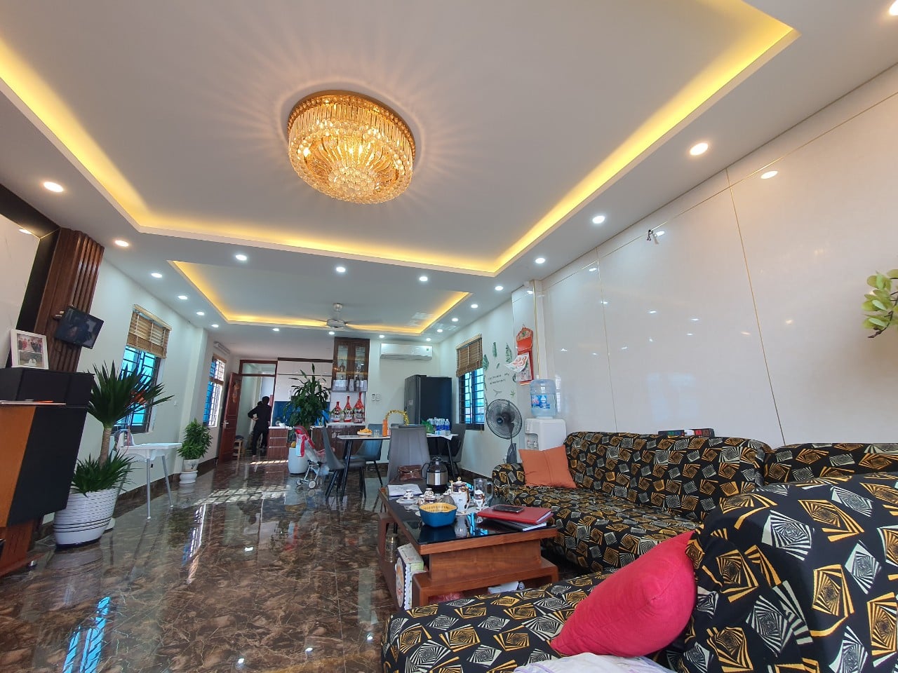 Bán nhà phố Quán Thánh, Ba Đình 40m2 8.5m MT. Nhà đẹp, vỉa hè, kinh doanh, ô tô đỗ cửa.