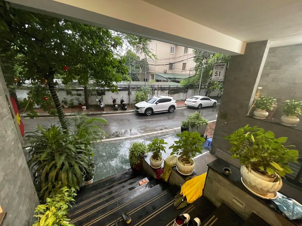 Toà căn hộ cao cấp lừng lững hiên nga cao ráo lộng lẫy - khu vực có thể lên thêm 2 tầng thoải mái móng thì 15-16 tầng TRỊNH CÔNG SƠN - TÂY HỒ .