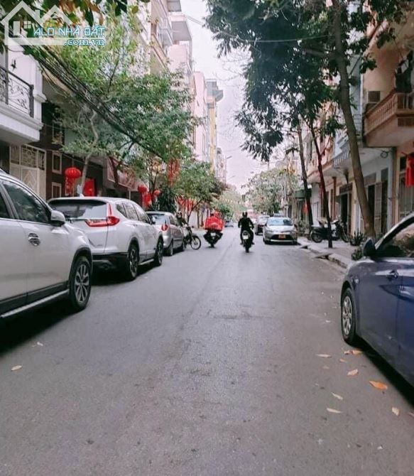 Mặt Phố cổ Hàng Bồ, mặt tiền rộng, kinh doanh đỉnh, vỉa hè rộng