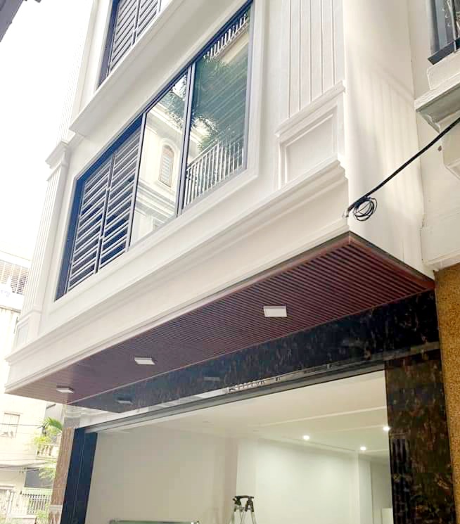 PHÂN LÔ HOÀNG QUỐC VIỆT, NHÀ MỚI, THÔNG SỐ ĐẸP, THANG MÁY, MẶT TIỀN RỘNG, Ô TÔ VÀO NHÀ. 098.115.8.507. + Nhà xây mới trước tết về ở luôn thì tuyệt vời. + 70m2 x 6 tầng, MT 6m, vuông đẹp không chê điểm nào. 8 phòng, thang máy hiện đại. + Mrs Dung 098.115.8.507.