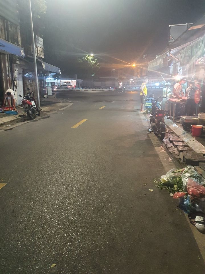 Nhà mặt phố ngay ngã 3 Lương Yên - Trần Khát Chân, 78m2, mặt tiền 3.7m, giá 17 tỷ