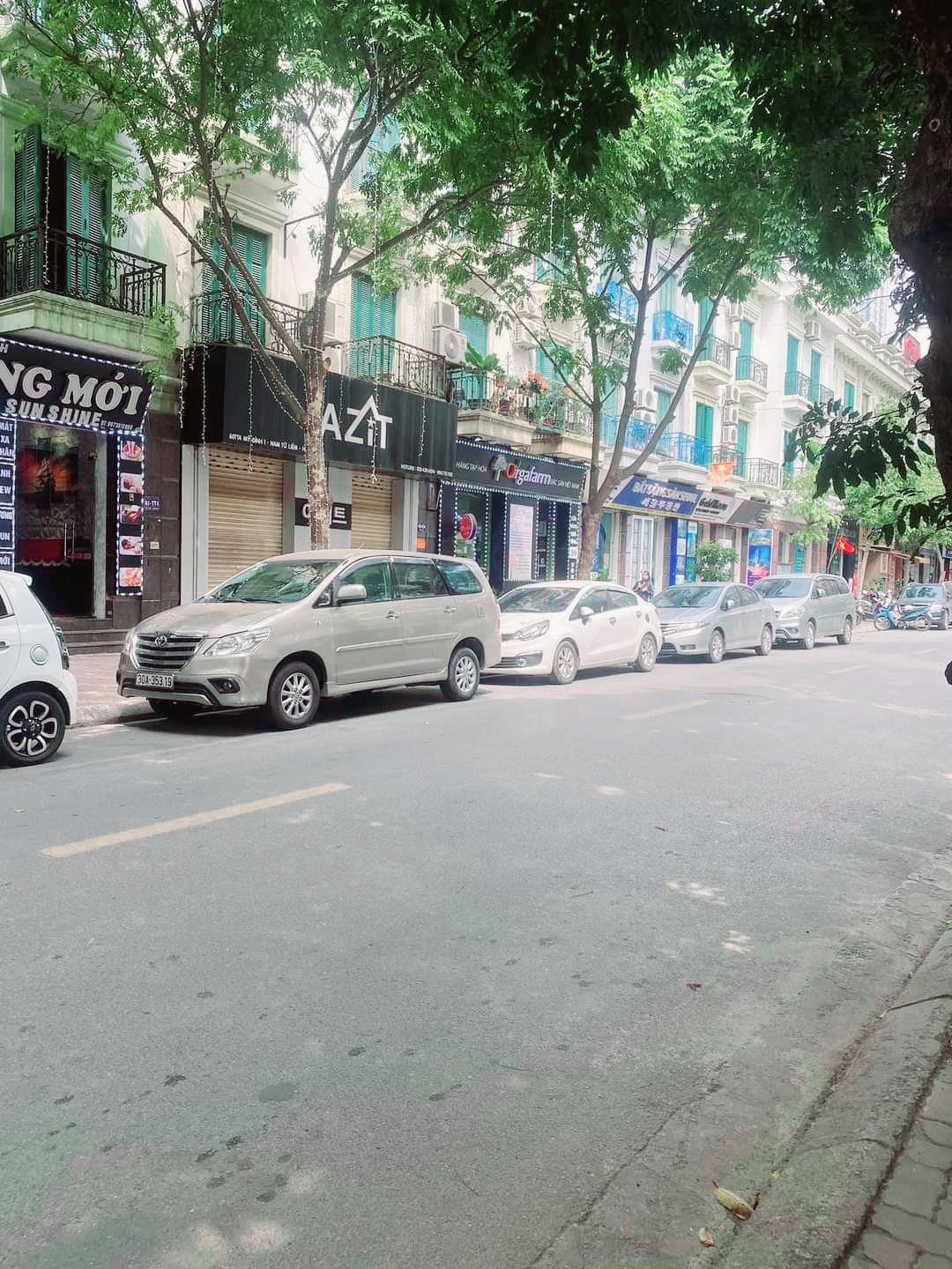 MẶT PHỐ KHU ĐÔ THỊ MỸ ĐÌNH, 165M2 2 MẶT TIỀN RỘNG, KINH DOANH VIP, GIÁ TỐT NHẤT KHU VỰC, HIẾM BÁN, 098.115.8.507. + Liền kề Shophouse KĐT Mỹ Đình, khu phố Hàn đẳng cấp, vị trí kinh doanh mặt phố rất đẹp, khu hiếm có nhà bán. + Nhà 2 mặt tiền, 1 đường 20m, 1 đường 7m, vỉa hè 5m. + DT 145m2, 4 tầng, MT 6.8m, 4 phòng ngủ, 2 phòng khách, 5 nhà vệ sinh, Gara ô tô, ... + Sổ vuông đẹp, 29 tỷ, thương lượng trực tiếp chỉnh chủ. Giá rẻ nhất khu vực. Lh 098.115.8.507.