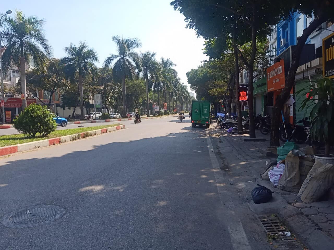 BÁN GẤP!! NHÀ MẶT PHỐ NGUYỄN KHUYẾN- KINH DOANH VÔ ĐỊCH - VỈA HÈ RỘNG- KHU VỰC HIẾM 110m2 xây 5 tầng MT 4.7m