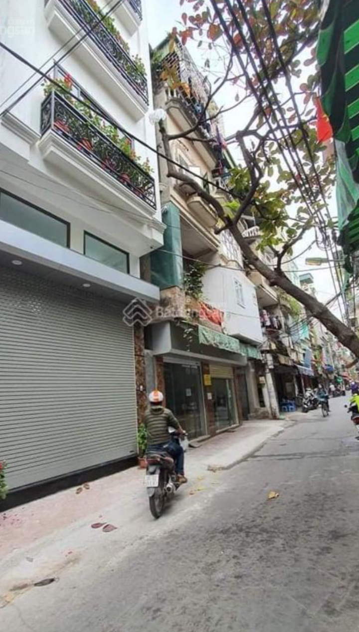 4 tỷ hơn 50 m ra phố kinh doanh 9 phòng khép kín 30 triệu nhà to đẹp 56 m x 5 tàng 4 m mặt tiền , ngay ngã tư xã đàn phạm ngọc thạch