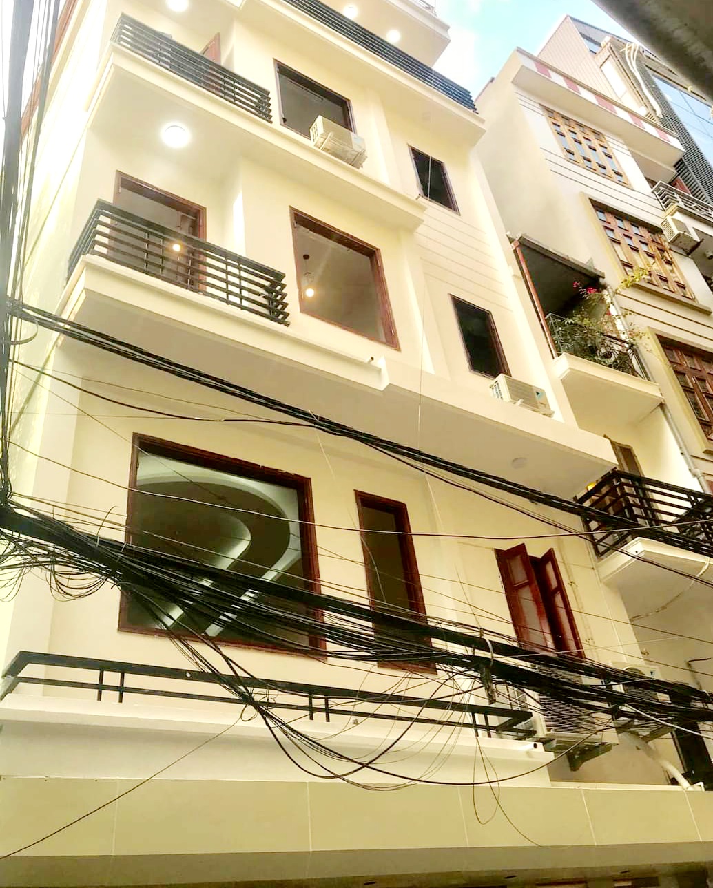 NHÀ ĐẸP TRUNG TÂM Q.ĐÔNG ĐA, MẶT TIỀN KHỦNG, GARA Ô TÔ ĐỂ GỌN 2 XE, Ở HAY KINH DOANH ĐỀU ĐƯỢC. 098.115.8.507. + Mặt ngõ đẹp, vị trí trung tâm quận Đống Đa, trục các tuyến phố Láng Hạ, Thái Hà, Nguyễn Lương Bằng,... + Căn góc thoáng, mặt tiền khủng, thông số đẹp, sổ nở hậu. Nhà có thể lắp thang máy, gara ô tô 7 chỗ, có thể xếp gọn được 2 xe vào nhà. Thông số: 63m2 x 6 tầng, MT 6.5m. + Tầng 1: Thông sàn + WC, Cầu Thang cuối. + Tầng 2: Phòng Khách, Bếp, WC + Tầng 3, 4: Mỗi Tầng 2 phòng + WC + Tầng 5: 1 phòng rộng, WC và sân trồng cây. + Tầng 6: Tum + sân phơi lớn. Lh: Mrs Dung 098.115.8.507.