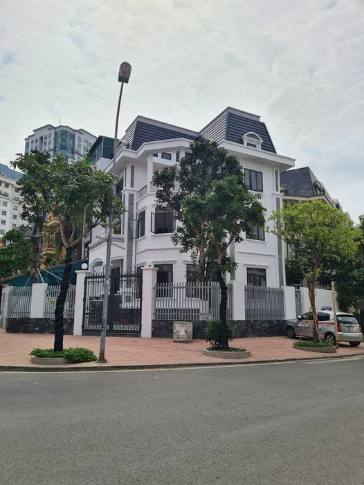 Cho thuê nhà lô góc mặt phố Nguyễn Văn Huyên ,75m2 x 7.5 tầng , mặt tiền 12m giá 80 triệu