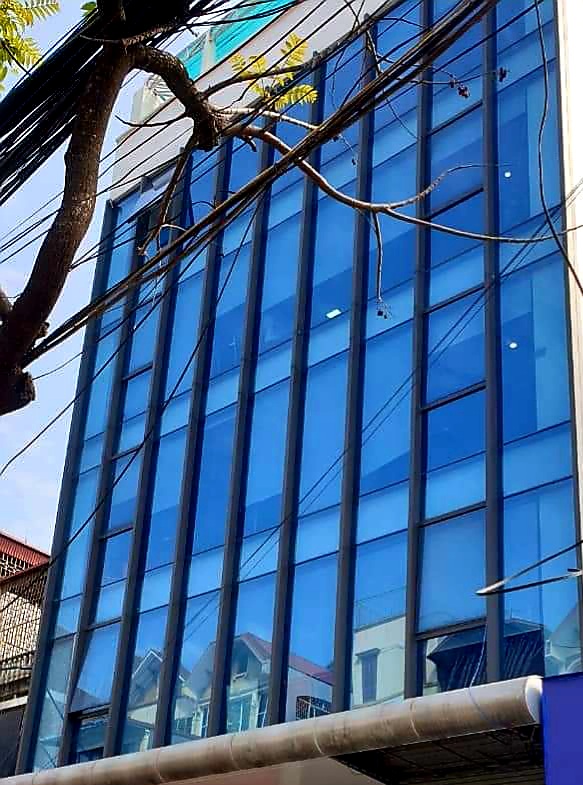 BUILDING VĂN PHÒNG MẶT PHỐ Q.TỪ LIÊM, MẶT TIỀN SIÊU RỘNG, VỊ TRÍ ĐỈNH CAO 098.115.8.507 + Mặt phố sầm uất, khu trung tâm cơ quan chính trị Quận, gần Đại học Tài Nguyên và Môi Trường, Cao Đẳng Y Dược Tuệ Tĩnh. + Building 7 tầng, có hầm, thiết kế thông sàn, thang máy, cầu thang cuối. + Thông số: 200m2 x 7 tầng, MT 10m. + Thương lượng chính chủ. Pháp lý chuẩn. Mrs Dung 098.115.8.507.