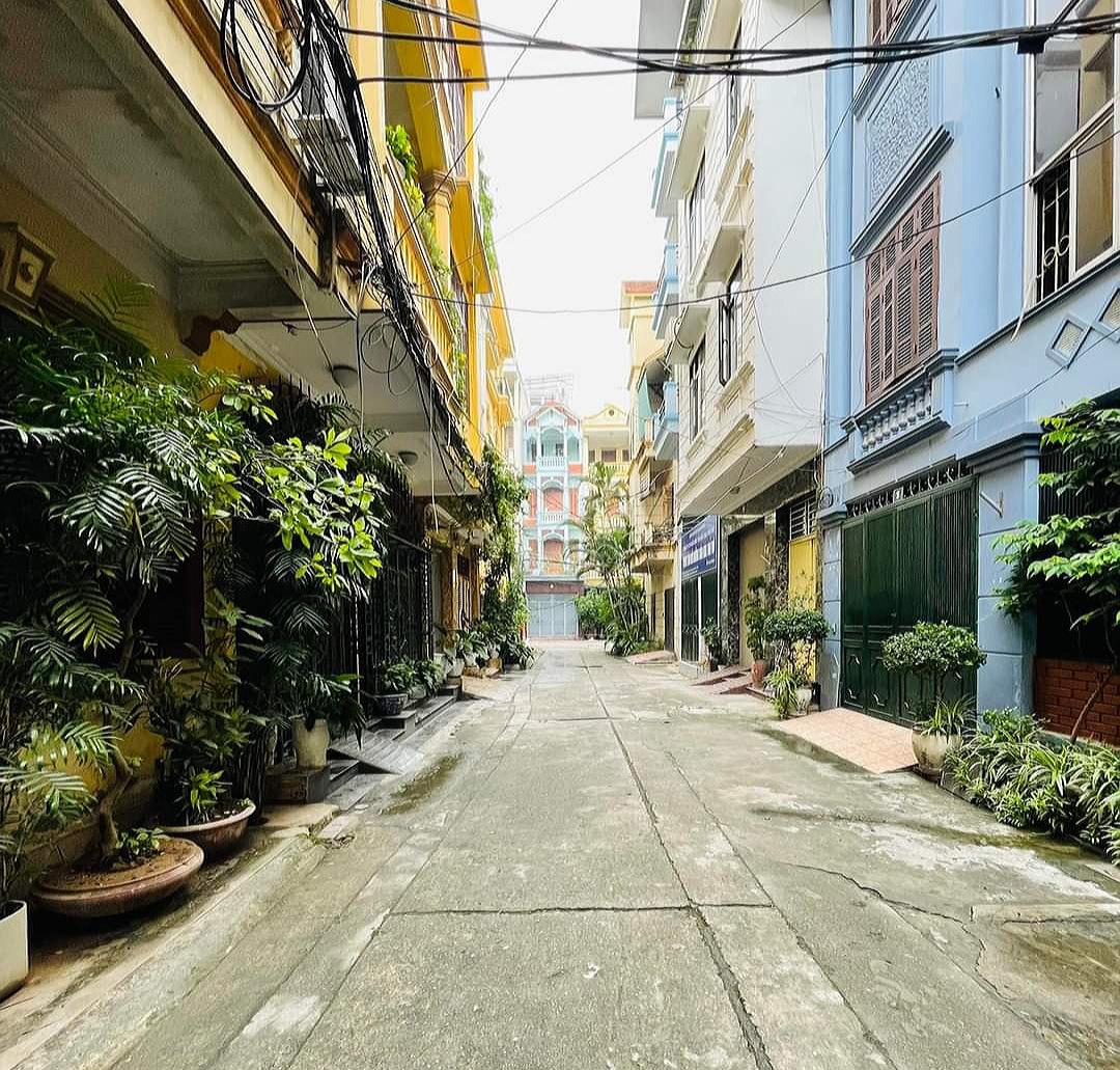 NHÀ PHÂN LÔ PHẠM TUẤN TÀI, 70M2, MẶT TIỀN RỘNG, Ô TÔ TRÁNH, DÂN TRÍ, AN NINH 098.115.8.507. + Khu phân lô bàn cờ, ô tô tránh, dừng đỗ, thông thoáng, dân trí cao, an ninh, tiện ích xung quanh tuyệt vời. + Nhà đẹp, MT 5.9m, 70m2 x 5 tầng (4 phòng ngủ rộng). + Nội thất sang trọng. + Sổ đỏ phân lô, thương lượng trực tiếp chính chủ. Lh: Mrs Dung, 098.115.8.507