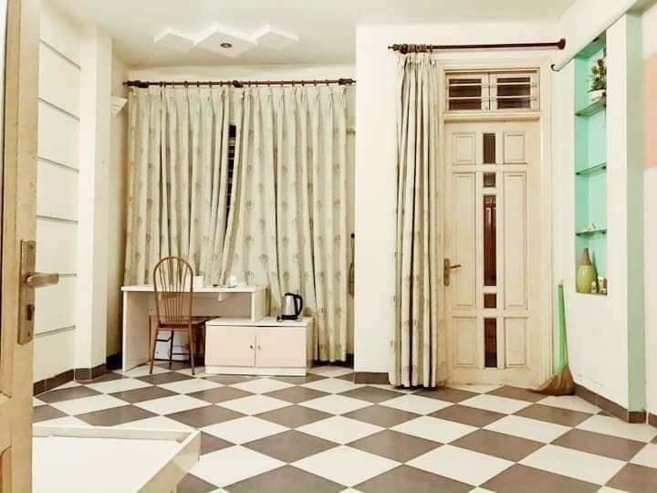 Nhà 45m2 ở trung tâm cầu giấy, mặt tiền 4,5m ô tô đỗ cửa, ngõ thông, kinh doanh sầm uất