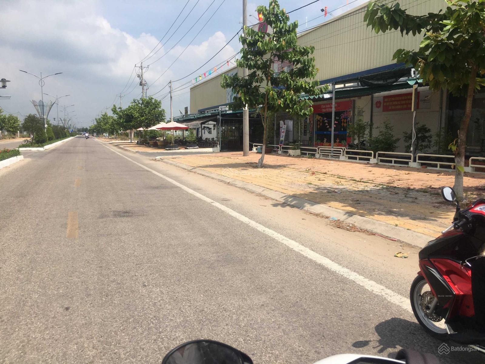 Nền kề góc khu hành chính Thoại Sơn