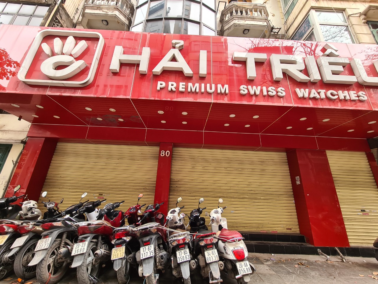 "Cho thuê nhà mặt phố Nguyễn Trãi ,Diện Tích: 130 m2 x 1 Tầng. ,Mặt Tiền: 10 m. ,Giá thuê: 120 triệu."