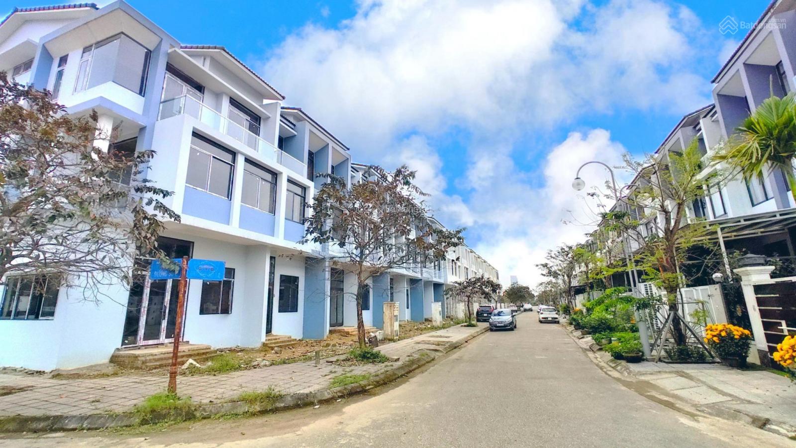 Bán gấp biệt thự TP Sơn La lô góc 2 mặt thoáng 260m mặt tiền 26m hai mặt phố view suối
