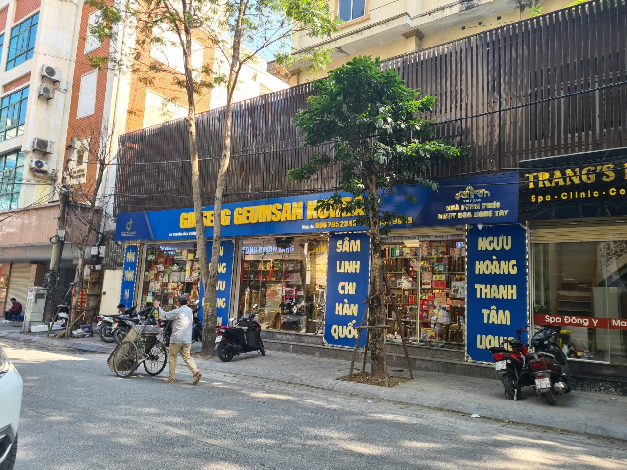 "Cho thuê nhà mặt phố Hoàng Cầu ,Diện Tích: 250 m2 x 1 Tầng. ,Mặt Tiền: 25 m. ,Giá thuê: 200tr."