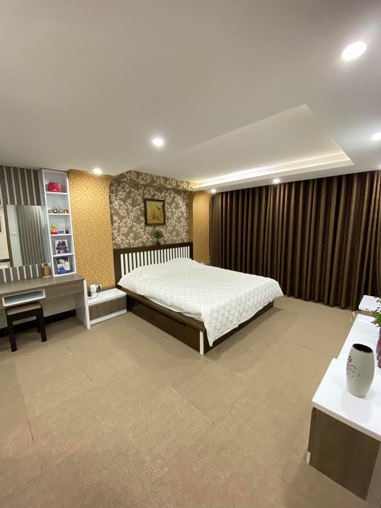 Bán nhà phố Hoàng Cầu, Đống Đa 60m, 5 tầng, mt 4.2m. Giá: 15.5 tỷ