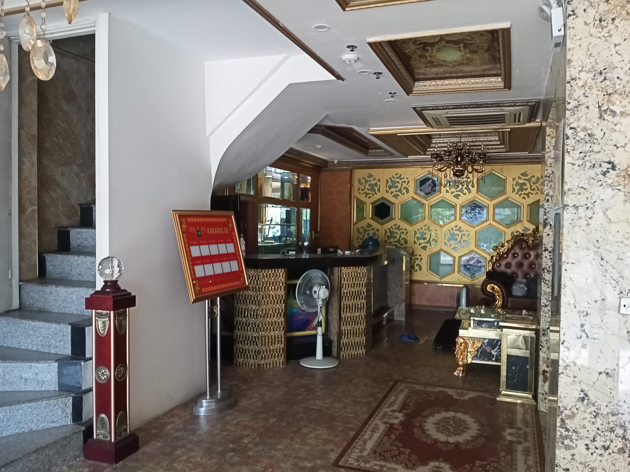 Bán nhà ngõ 4 Dương Khuê, hiện đang kinh doanh karaoke. Diện tích 60m2 x 10 tầng. Mặt tiền 6m. Giá 18,5 tỷ Mô tả: