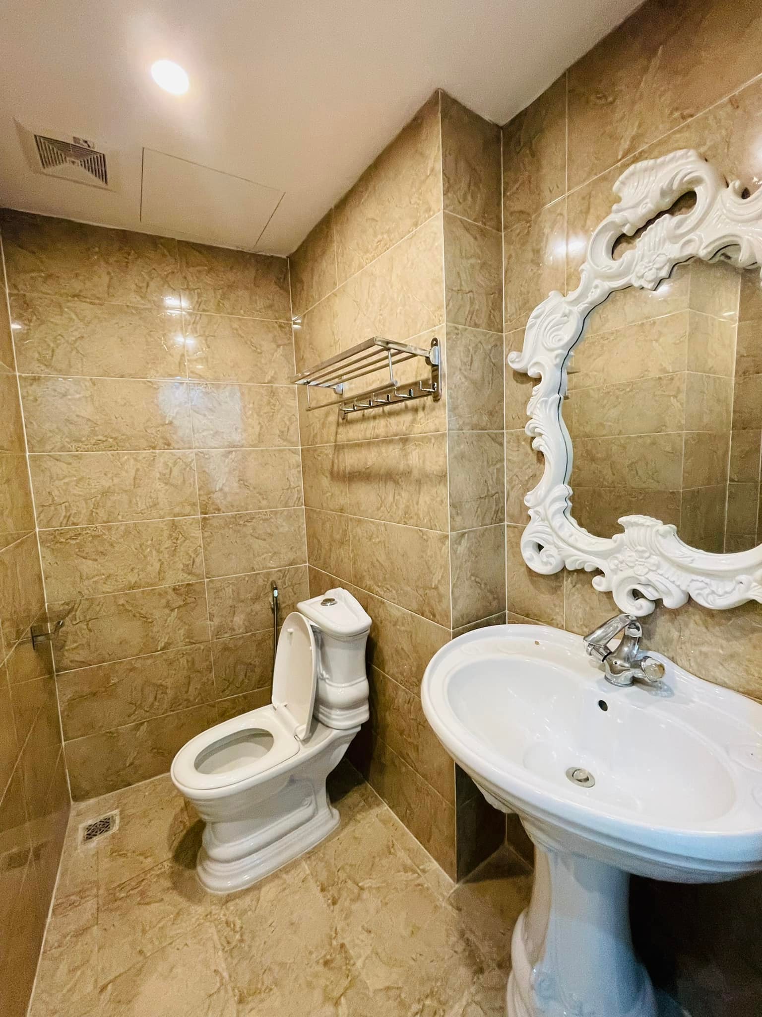 Bán nhà riêng ngõ 101 Đào Tấn. Diện tích 62m2, 4 tầng, 4m mặt tiền. Giá 7.7 tỷ