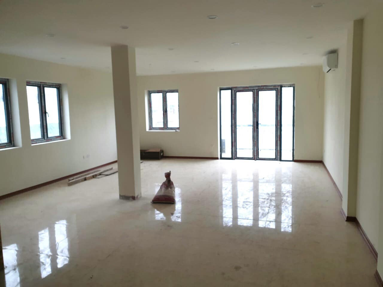 Cần Bán Nhà Phố Nguyên Hồng - Đống Đa 67m 7tầng mt6.6m giá 38.6 tỷ Liên Hệ: Mr Dũng 0983833999.