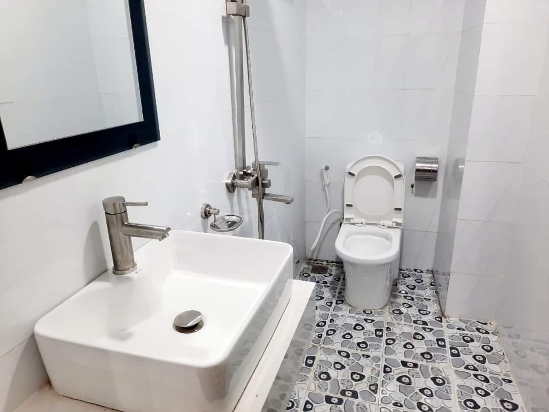 Nhà 172 Mai Dịch một mặt phố, một mặt ngõ sau ô tô, thoáng trước sau. Giá 23 tỷ, 99m2, 5 tầng, 7.6m mặt tiền