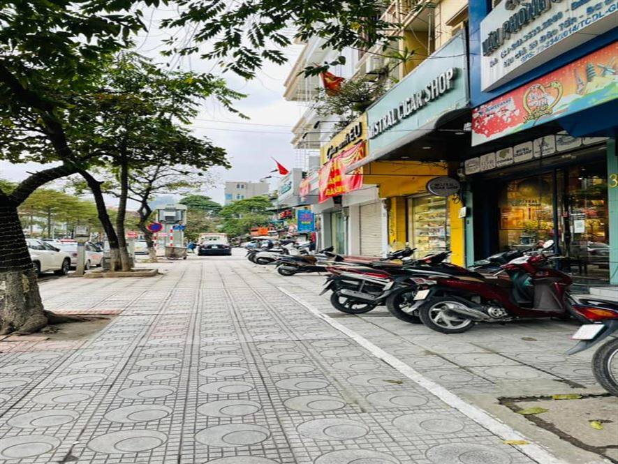 Nhà mặt phố Đào Tấn ở quận Ba Đình rộng 66m có 5 tầng mặt tiền 6m, thang máy giá nhỉnh 58 tỷ