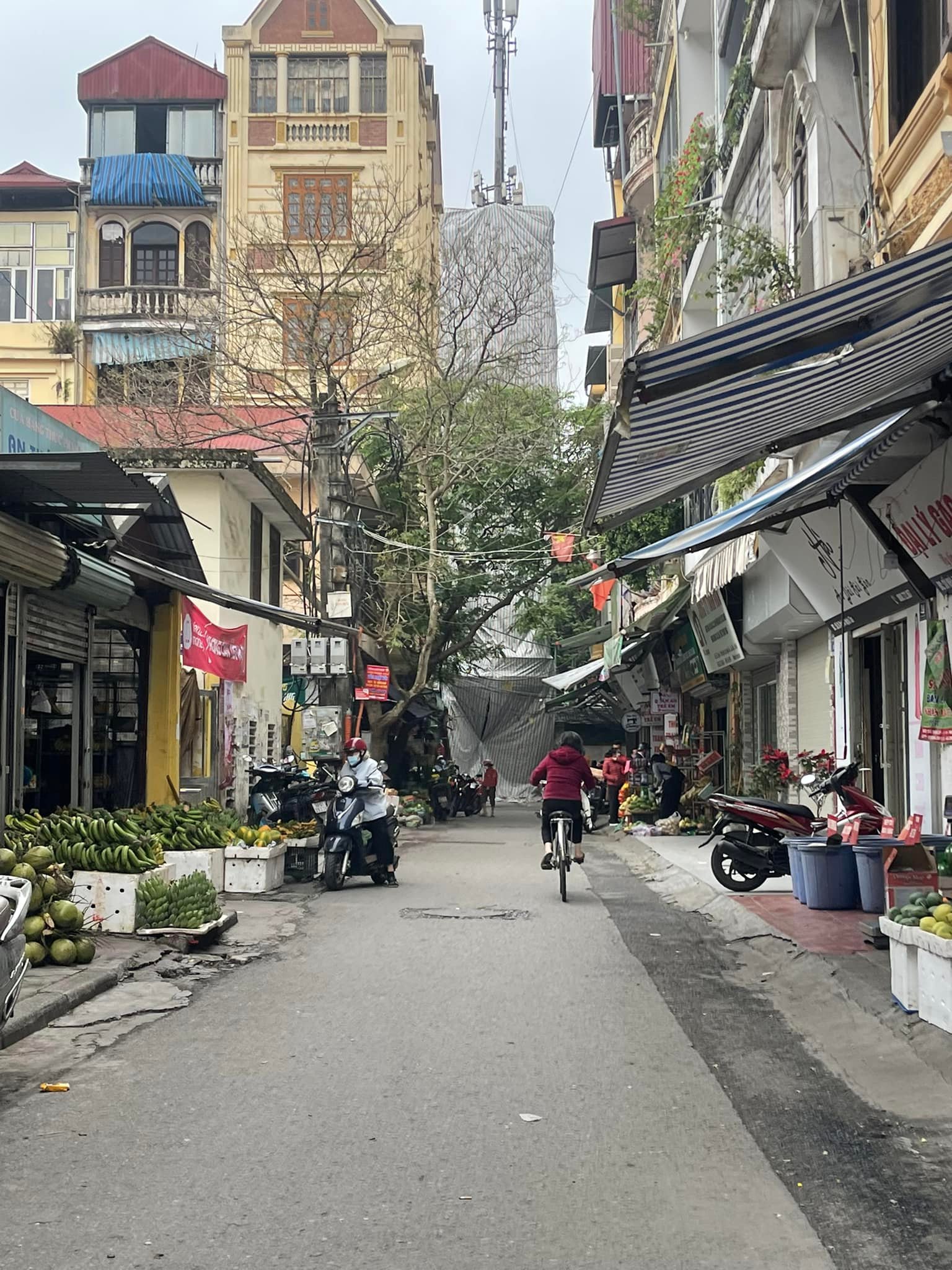 Bán đất tặng nhà 3 tầng - vị trí đắc địa ngõ 25 Nghĩa Tân, 45m2, 3 tầng, 4.5m MT. Giá 13.5 tỷ