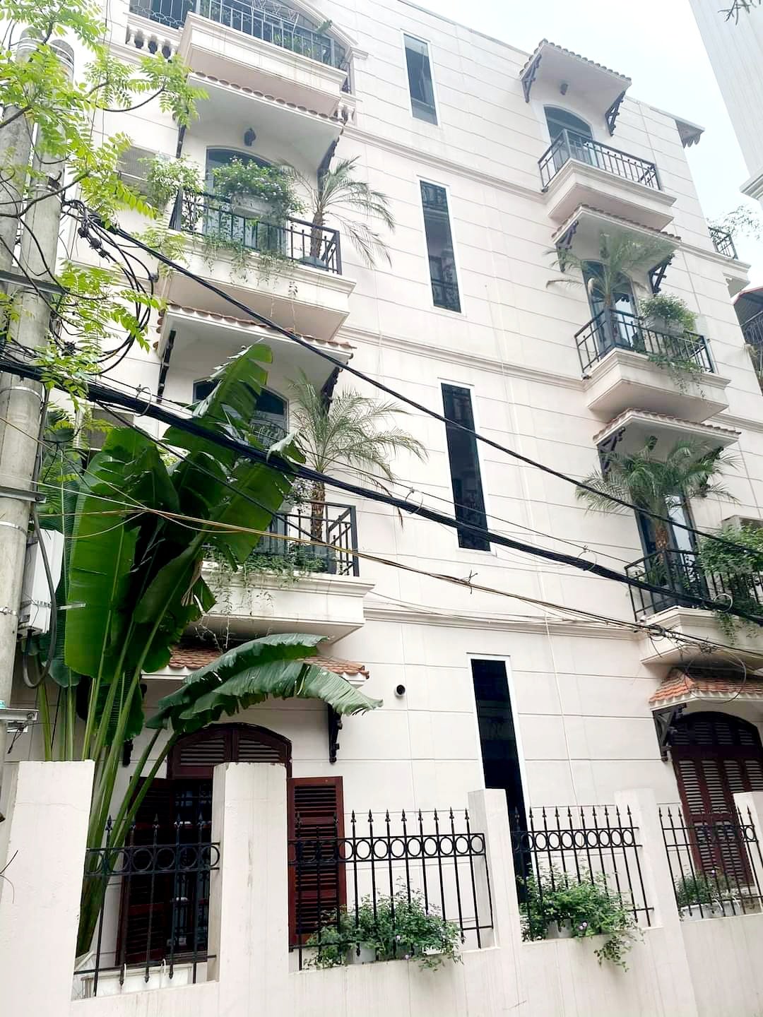 CẦN BÁN NHÀ LÔ GÓC KIỂU DÁNG BIỆT THỰ SÂN VƯỜN TRUNG TÂM QUẬN CẦU GIẤY GẦN CÔNG VIÊN NGHĨA ĐÔ, BẢO TÀNG DÂN TỘC