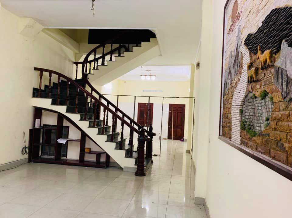 Bán nhà mặt hồ Linh Đàm, kinh doanh cực đỉnh, ô tô đỗ, giá 26,2 tỷ