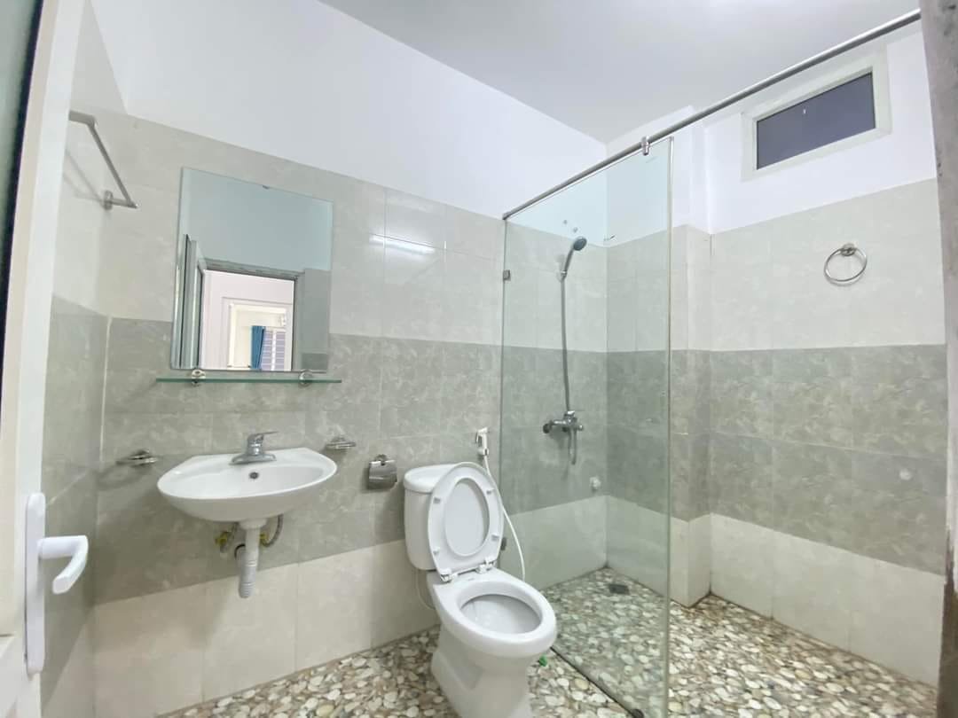 Cần Bán Gấp Nhà Ngũ Nhạc - Hoàng Mai 30m, 5 Tầng, MT 3.2M, Giá 2.75 tỷ Liên hệ: Mr Dũng 0983833999.