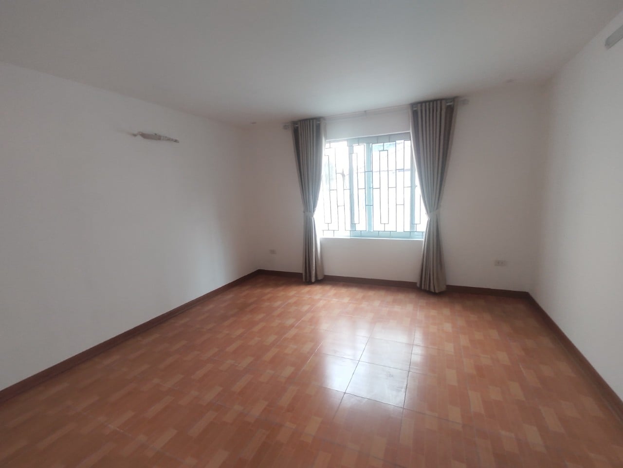 Cực hiếm - Nhà mặt phố Lạc Trung bên lẻ, 68m2, MT 4.5m, 26.5 tỷ, 0985868893