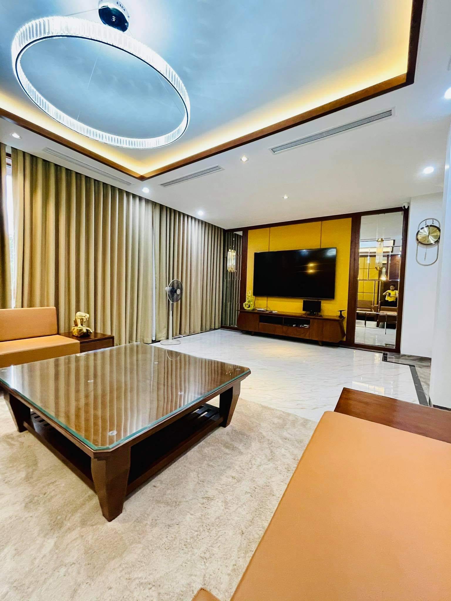 Bán nhà phố Hoàng Cầu, Đống Đa 50m, 4 tầng, mt 5m. Giá: 15.5 tỷ