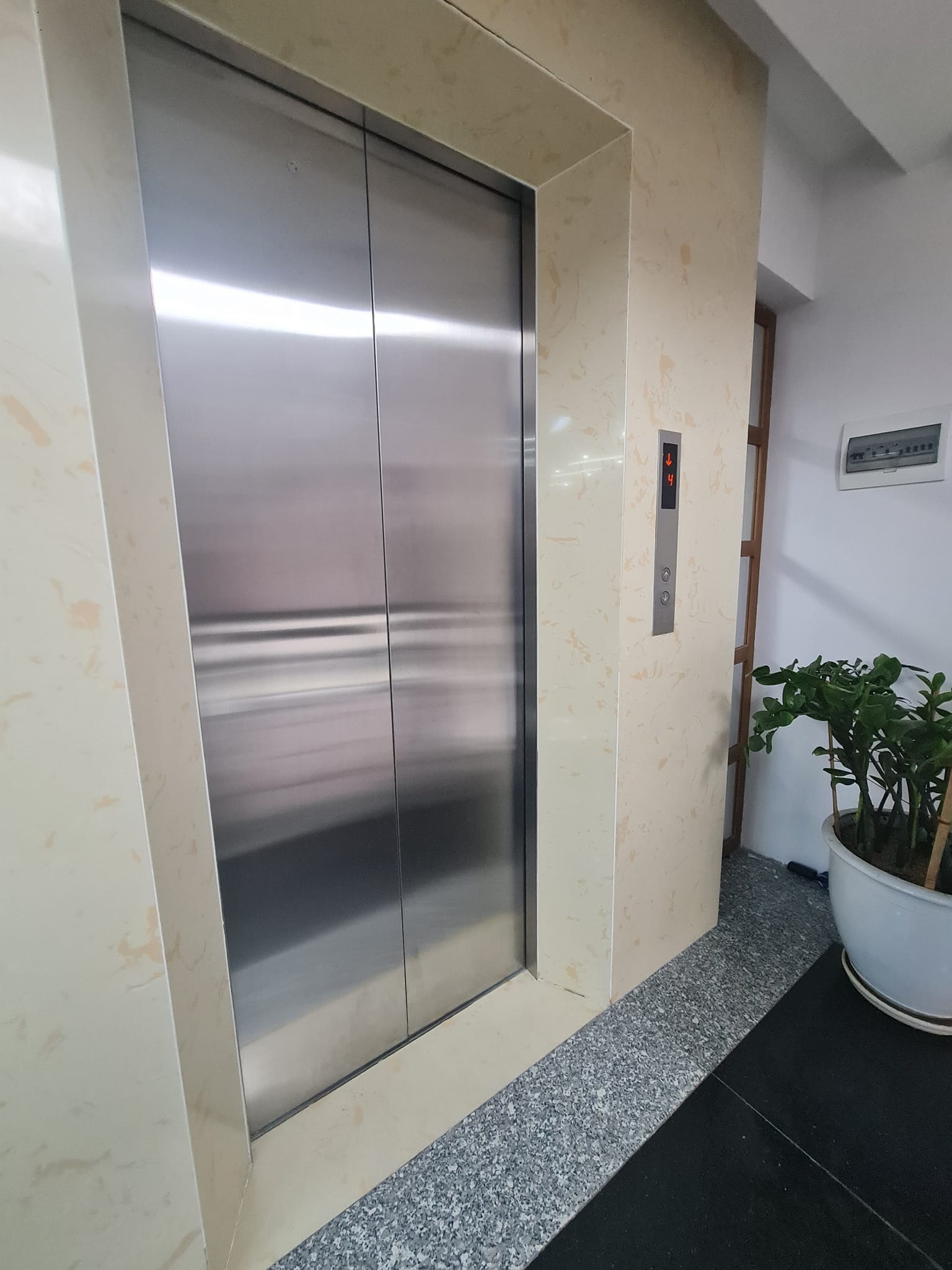 Bán tòa nhà văn phòng phố Thái Hà, Đống Đa, DT 100m2 x MT 7m, 7T thang máy, lô góc, vỉa hè