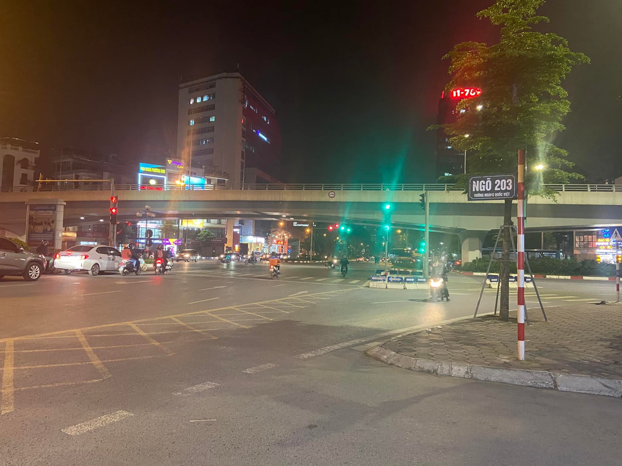 Bán đất tặng nhà 2 tầng ngõ 203 Hoàng Quốc Việt 52m2, 5.2m MT. Giá 10 tỷ