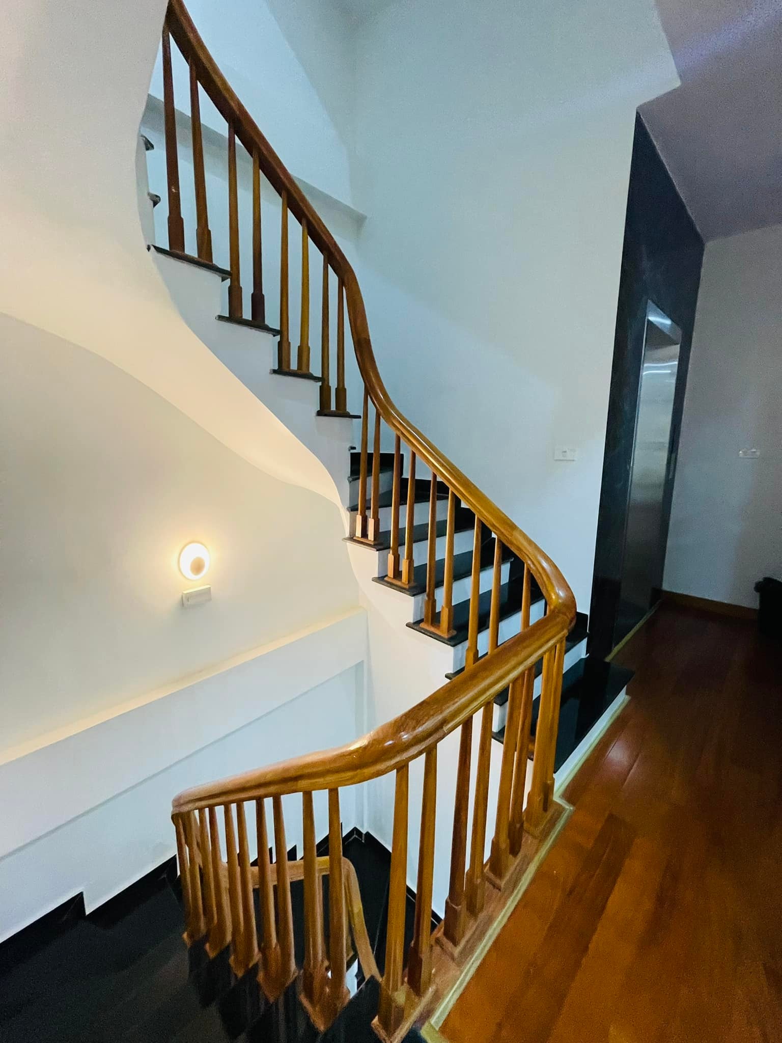 Bán nhà Phùng Chí Kiên Cầu Giấy-gara ô tô-6 tầng thang máy-Dtích 60m-MT 6,7m-Giá 11.2 tỷ