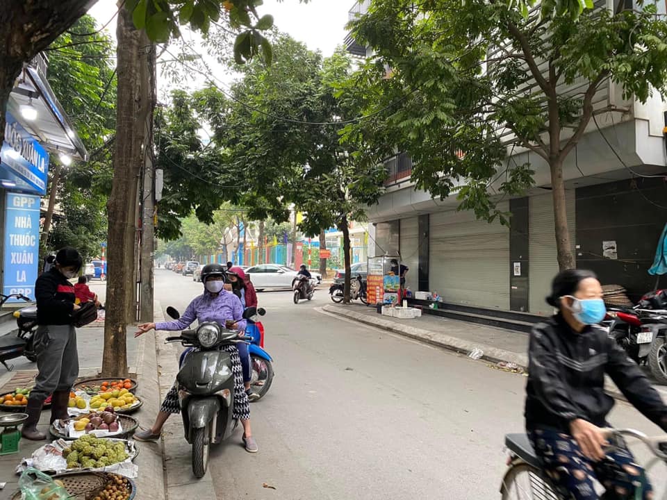 Bán nhà thuộc ngõ chờ, vỉa hè rộng ngõ 28 Xuân La, 131m2, 1 tầng, 8.2m MT. Giá 40 tỷ