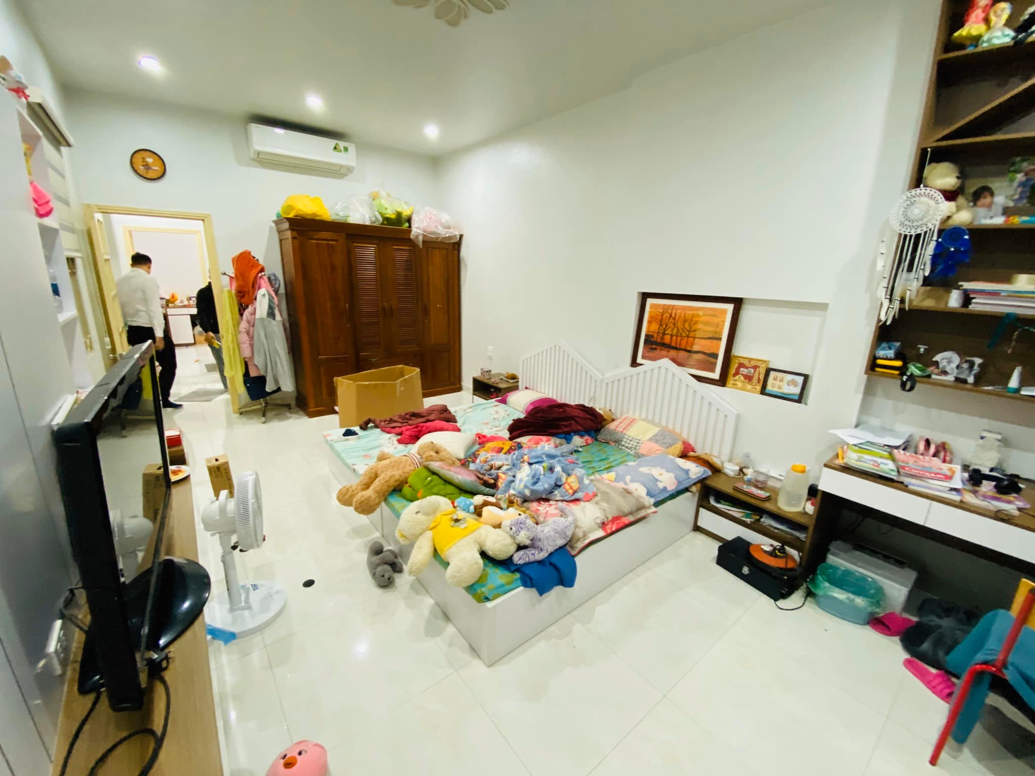 Nhà đẹp, ba mặt thoáng- ngõ 92 Nguyễn Khánh Toàn, 51m2, 5 tầng, 4m mặt tiền. Giá 6.5 tỷ