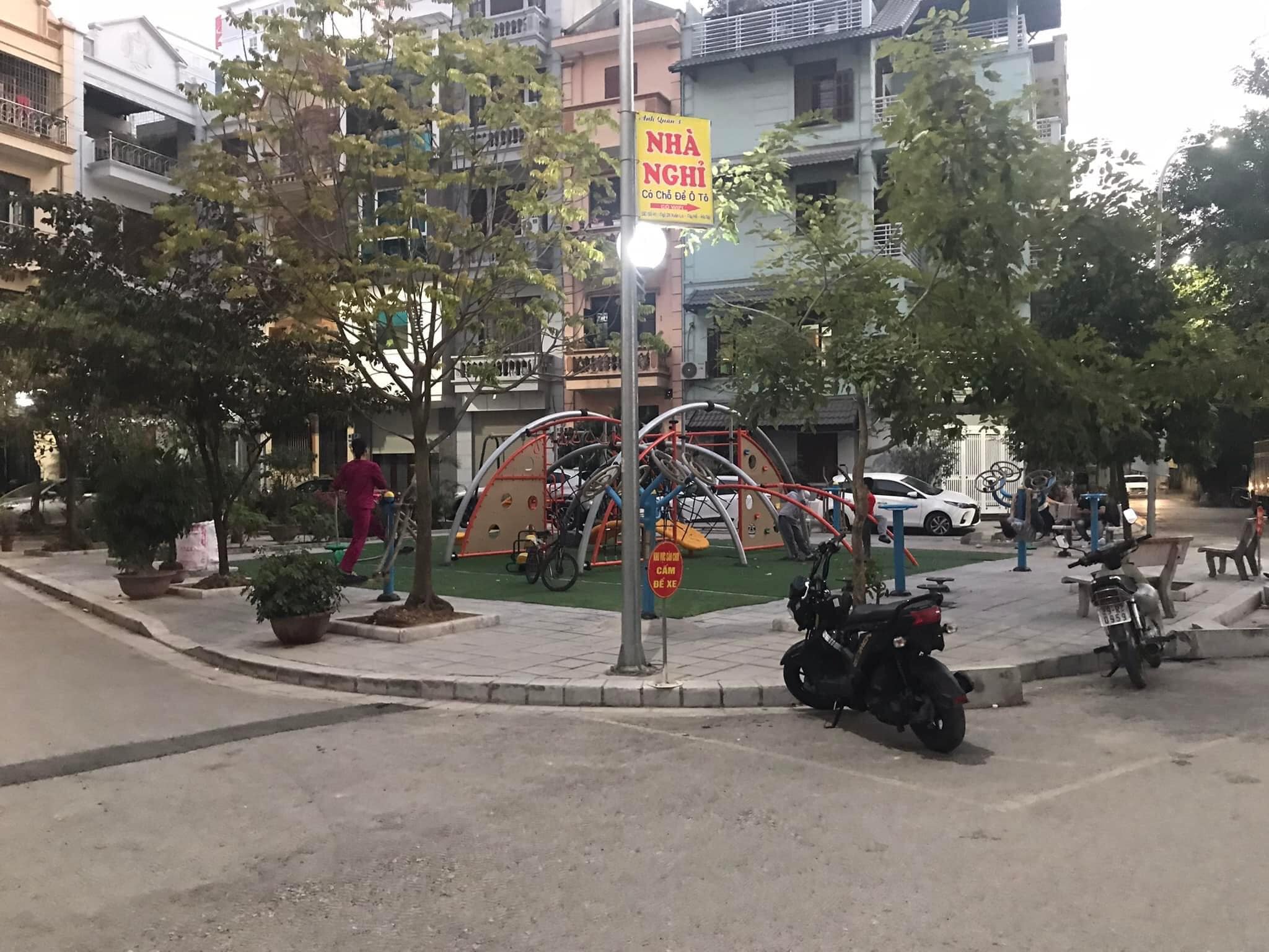 Bán gấp nhà ngõ 28 Xuân La, khu cấp cho cán bộ - view sân chơi 55m2, 4 tầng, 5.5m MT. Giá 12.5 tỷ