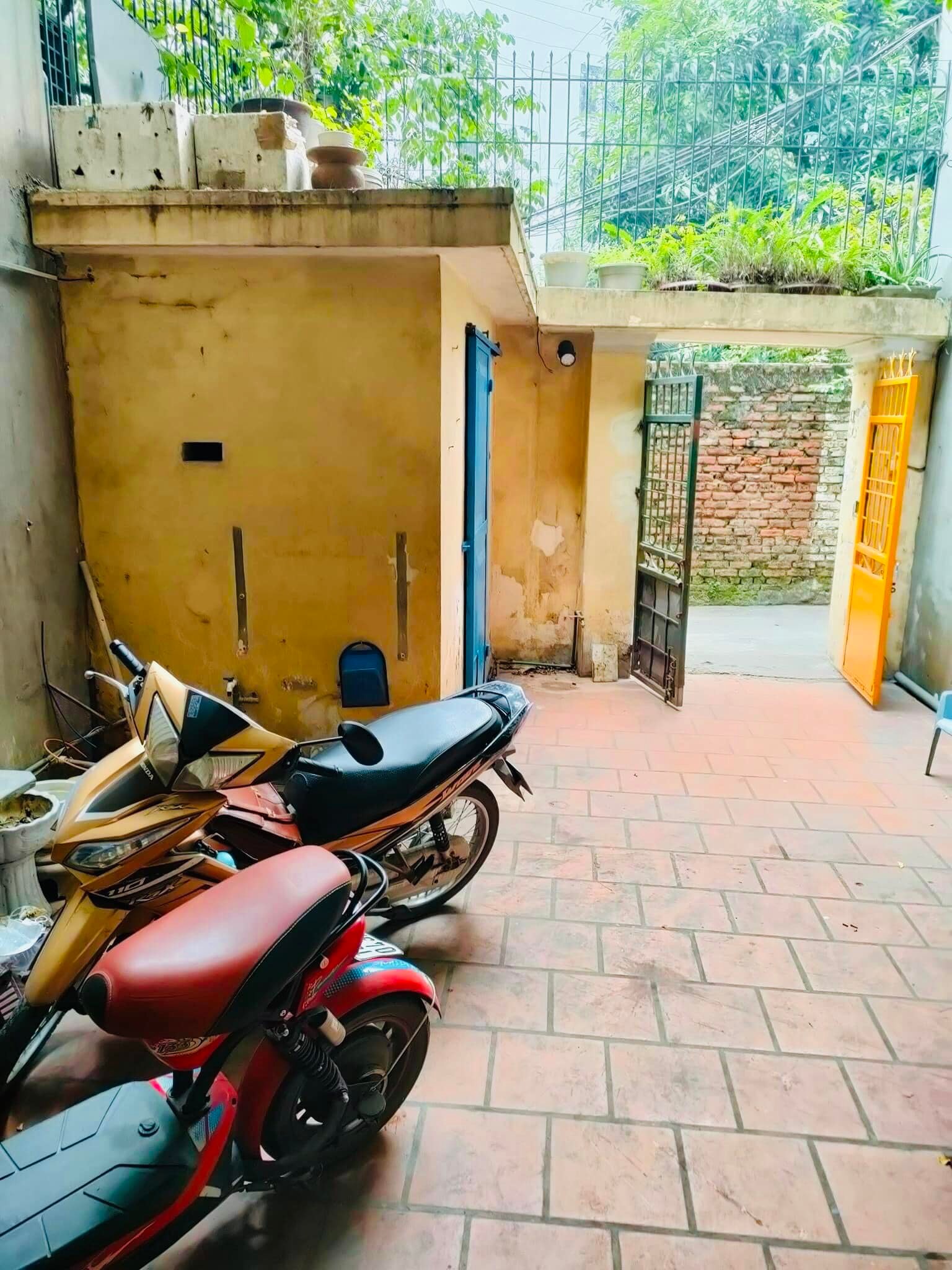 Bán nhà đất phân lô ngõ 197 Lạc Long Quân, sát phố. 70m2, 3 tầng, mặt tiền 4.5m. Giá 10.2 tỷ