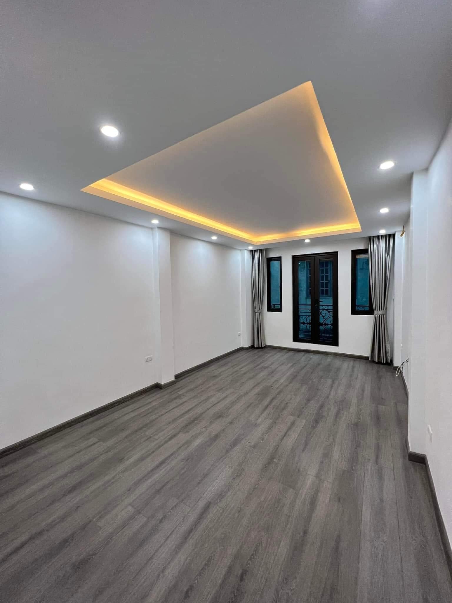 Siêu Hiếm Nhà Bán Phố Lạc Trung Quận Hai Bà Trưng. DT 52m2 , x6 Tầng , MT 4m , Giá 7,5 Tỷ.