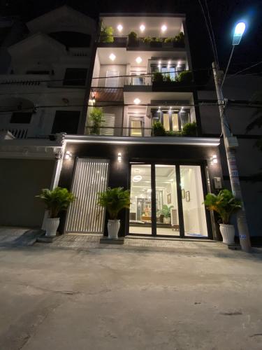 BÁN NHÀ CẦU GIẤY, NGAY MP NGUYỄN VĂN HUYÊN, 170M2, MT 12M, Ô TÔ VÀO NHÀ, PHÙ HỢP VP, CHCC