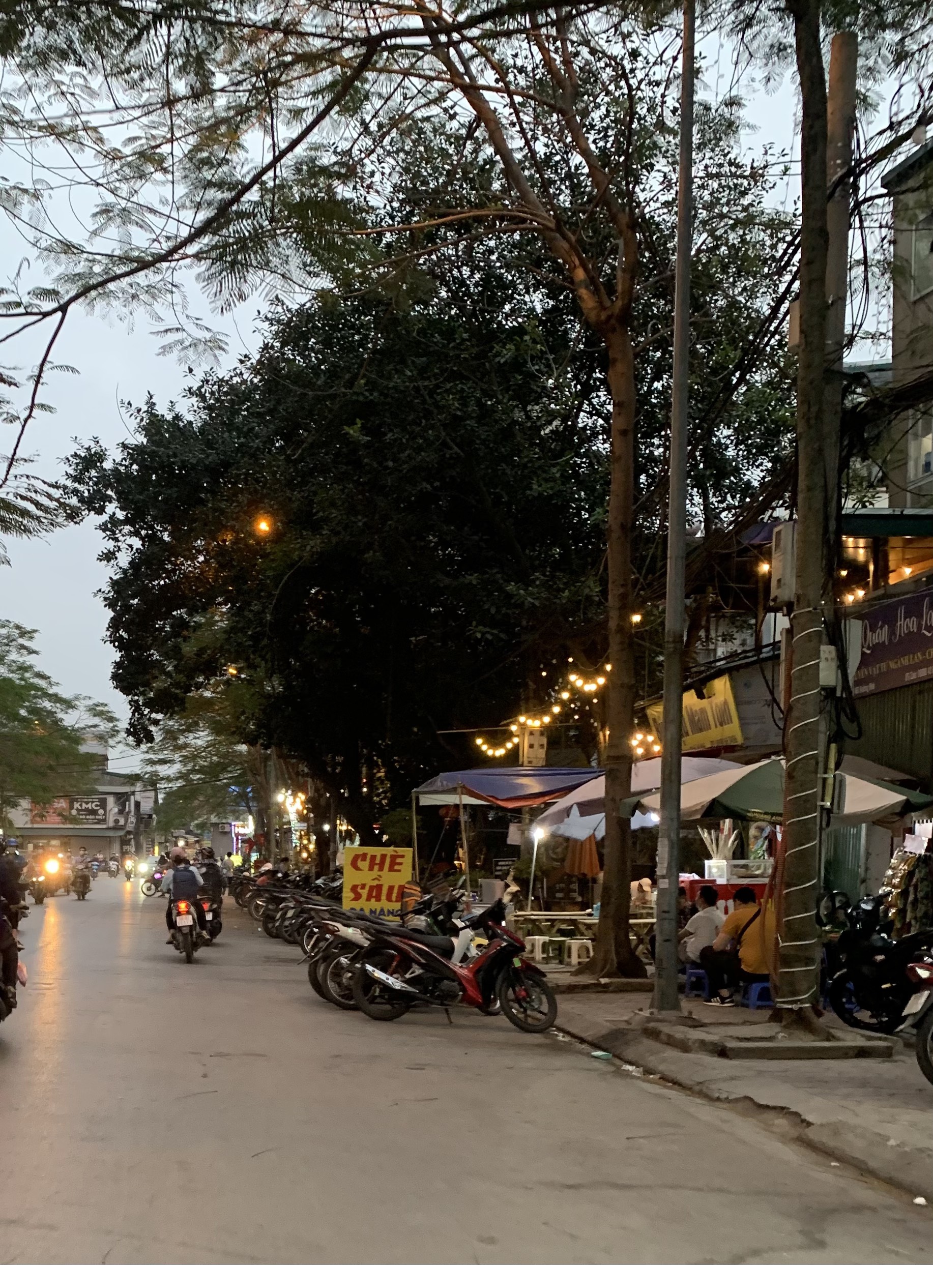 Vũ Tông Phan - Ở và Kinh Doanh - mặt thoáng ô tô con đỗ trong Nhà