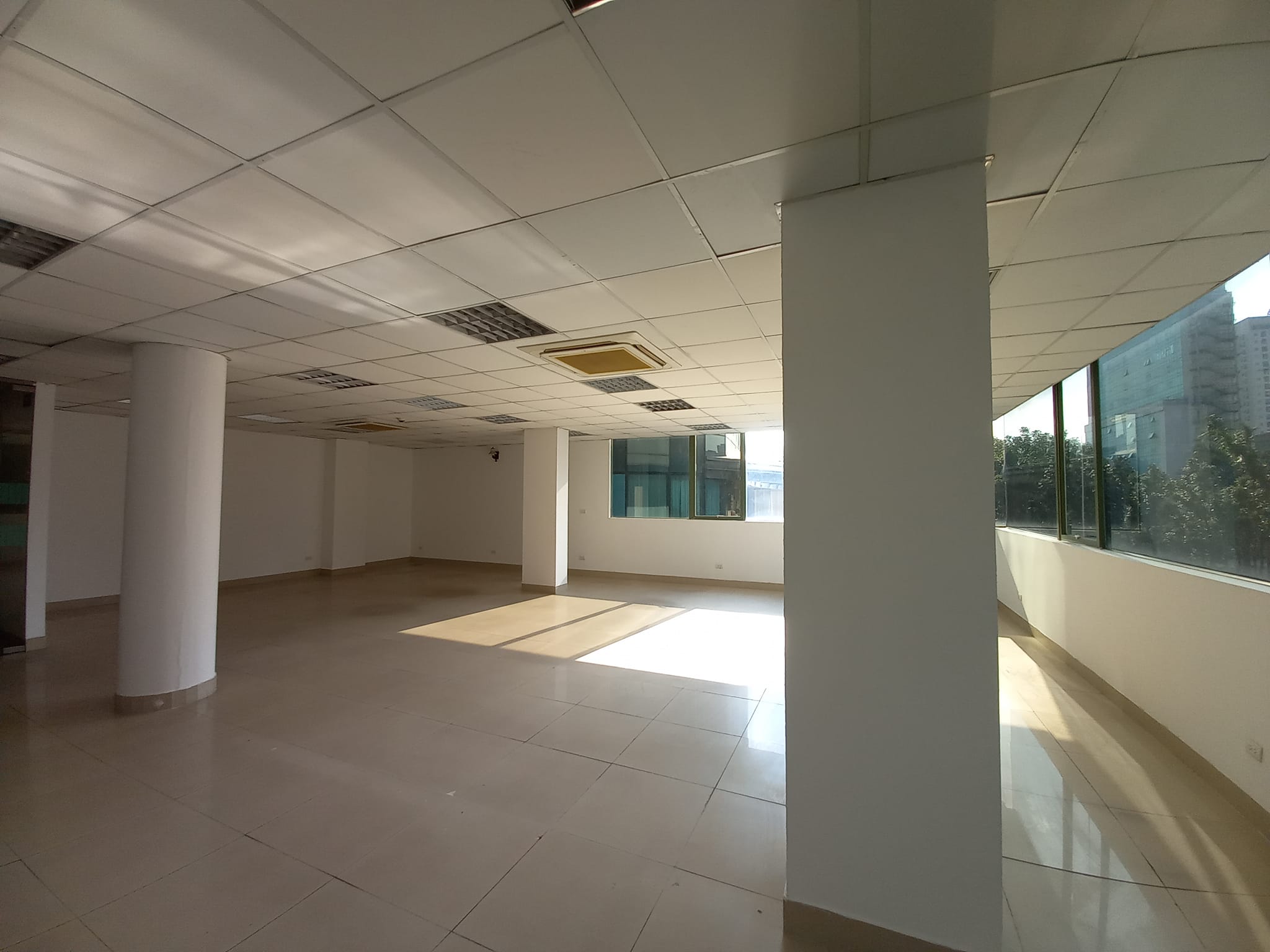 Bán tòa văn phòng - kinh doanh - mặt phố đẹp nhất Hoàng Quốc Việt Lh 0823757975