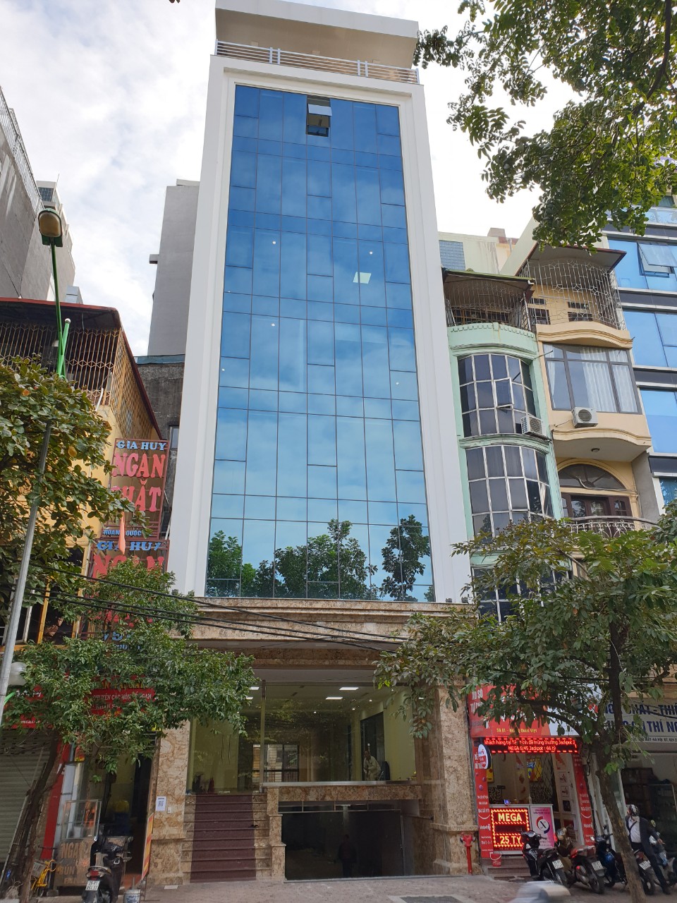 Bán tòa nhà mặt phố Hoàng Quốc Việt, DT 190m2 x MT 7.5m, 7T thang máy, giá 65 tỷ