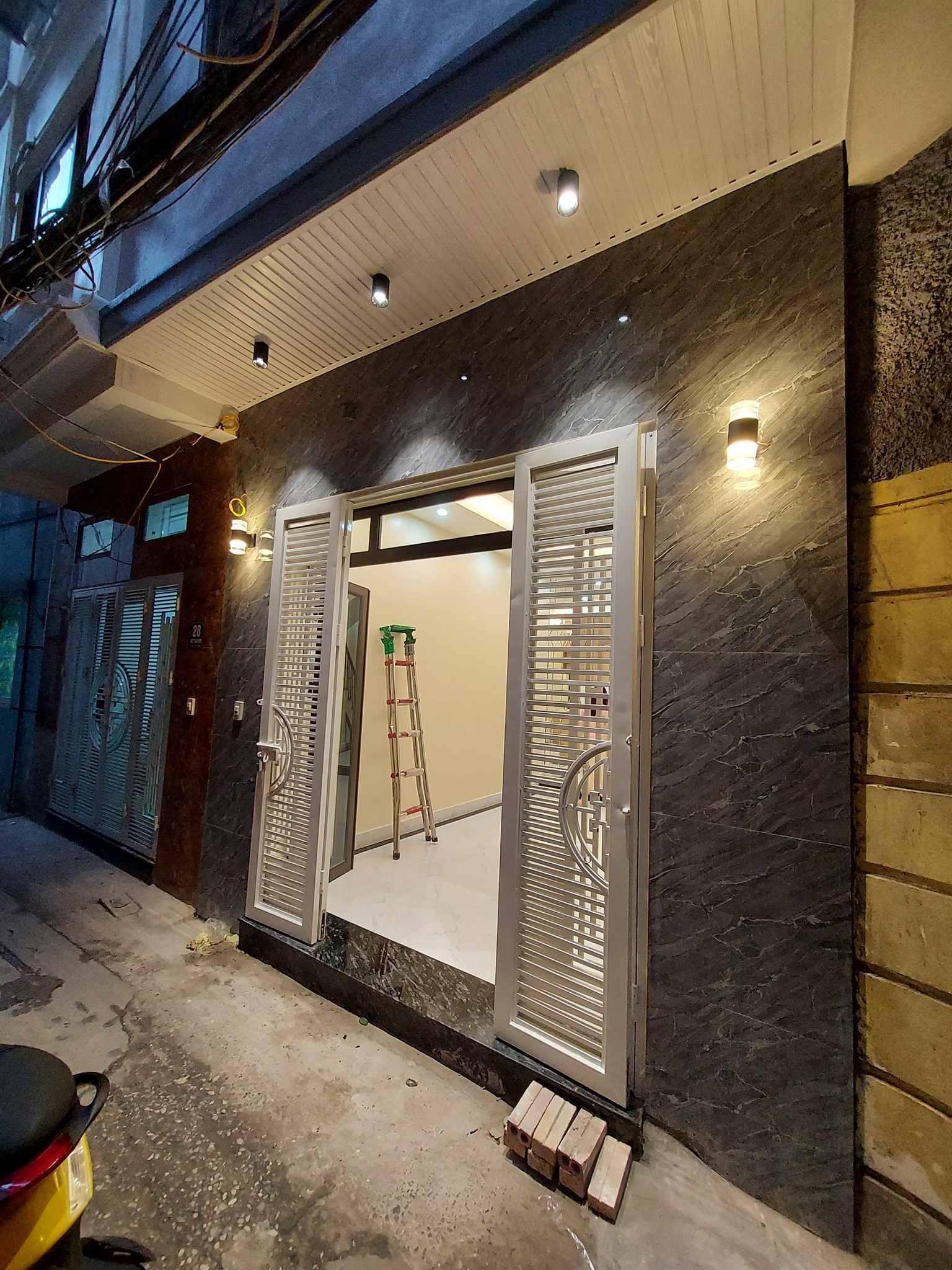 NHÀ MỚI XÂY TRẦN THÁI TÔNG, DIỆN TÍCH 36M2 MẶT TIỀN 5M GIÁ 3.4 TỶ LH 0359197198