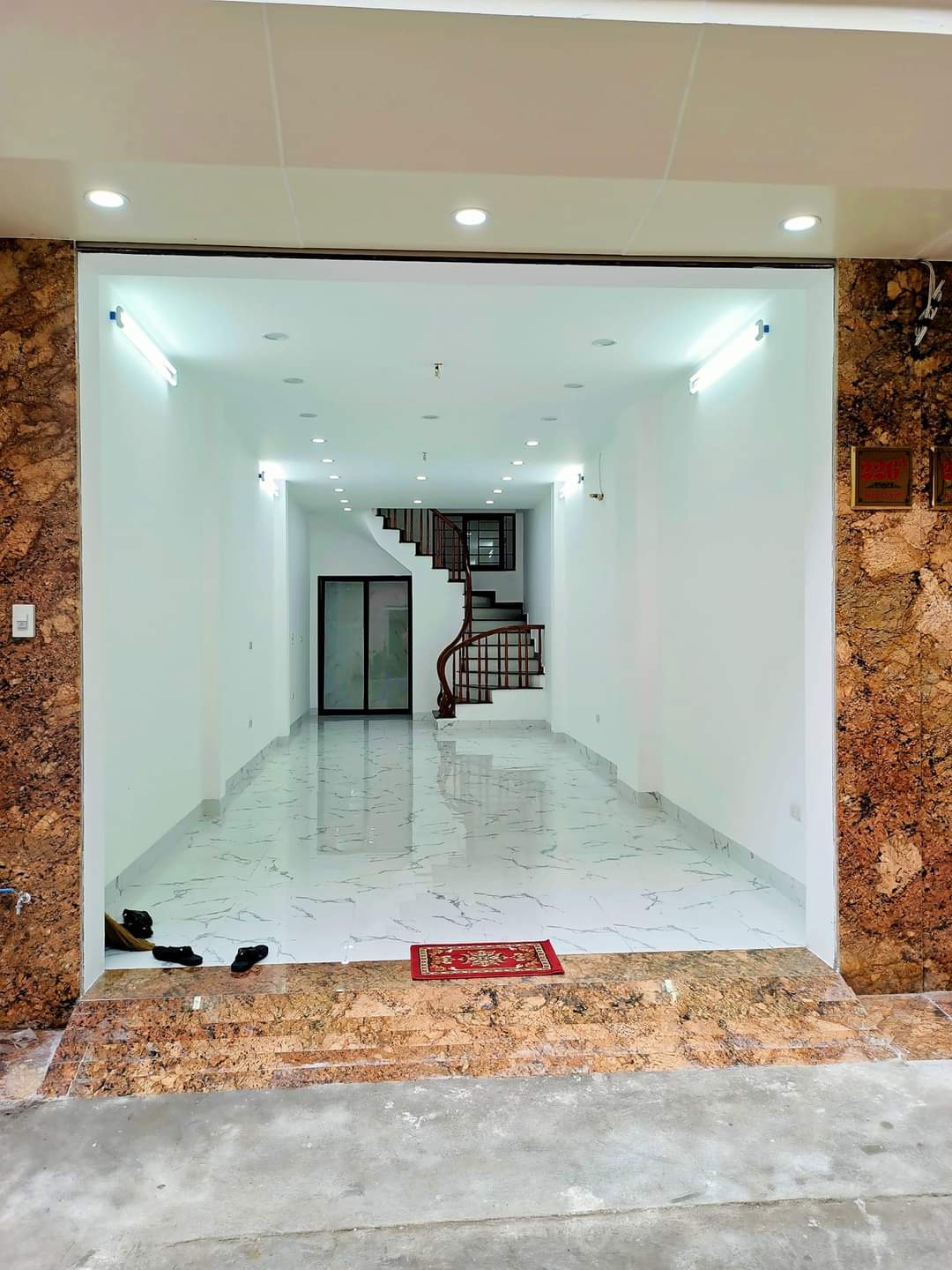 Cô Sinh Viên Ngõ Quỳnh Khoe Dáng Cực Đẹp Dt 52m, X5 tầng , Mt 3.8m , Nhỉnh 8 tỷ.